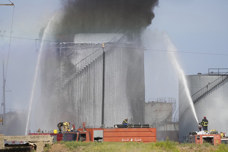 Kebakaran terjadi di fasilitas penyimpanan bahan bakar utama di wilayah Lebanon Firefighters work to extinguish a fire at an oil facility in the southern town of Zahrani, south of the port city of Sidon, Lebanon, Monday, Oct. 11, 2021. The cause of the huge fire was not immediately known. (AP Photo/Hassan Ammar)