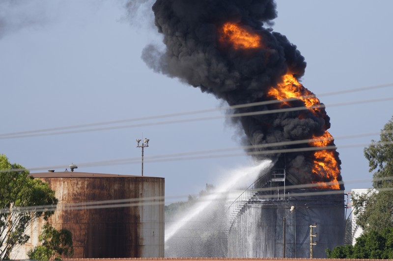 Kebakaran terjadi di fasilitas penyimpanan bahan bakar utama di wilayah Lebanon Firefighters work to extinguish a fire at an oil facility in the southern town of Zahrani, south of the port city of Sidon, Lebanon, Monday, Oct. 11, 2021. The cause of the huge fire was not immediately known. (AP Photo/Hassan Ammar)