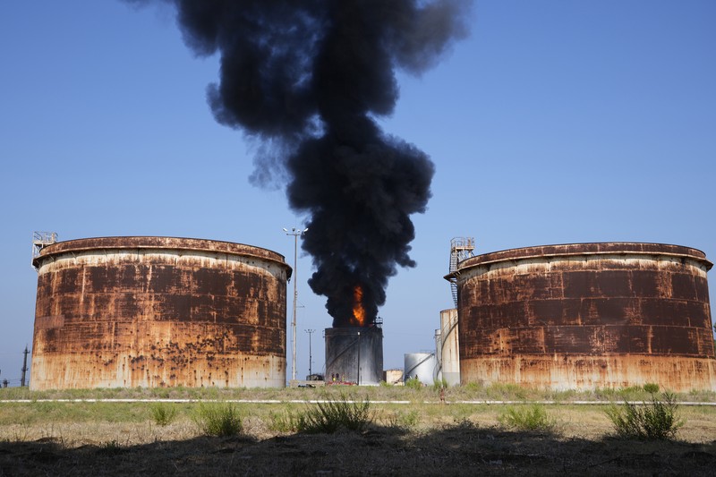 Kebakaran terjadi di fasilitas penyimpanan bahan bakar utama di wilayah Lebanon Firefighters work to extinguish a fire at an oil facility in the southern town of Zahrani, south of the port city of Sidon, Lebanon, Monday, Oct. 11, 2021. The cause of the huge fire was not immediately known. (AP Photo/Hassan Ammar)