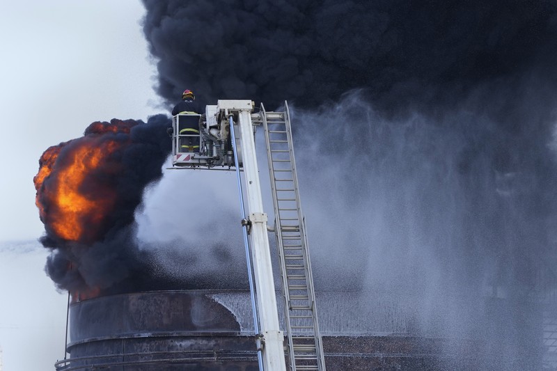 Kebakaran terjadi di fasilitas penyimpanan bahan bakar utama di wilayah Lebanon Firefighters work to extinguish a fire at an oil facility in the southern town of Zahrani, south of the port city of Sidon, Lebanon, Monday, Oct. 11, 2021. The cause of the huge fire was not immediately known. (AP Photo/Hassan Ammar)