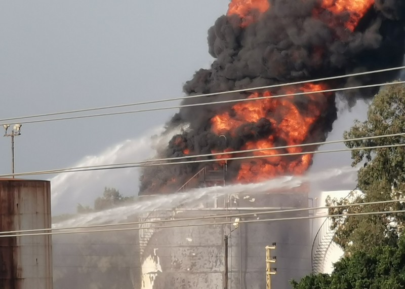 Kebakaran terjadi di fasilitas penyimpanan bahan bakar utama di wilayah Lebanon Firefighters work to extinguish a fire at an oil facility in the southern town of Zahrani, south of the port city of Sidon, Lebanon, Monday, Oct. 11, 2021. The cause of the huge fire was not immediately known. (AP Photo/Hassan Ammar)