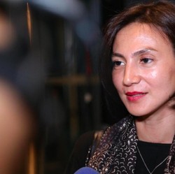'Ribut' dengan Asuransi, Wanda Hamidah 'Colek' Jokowi-OJK