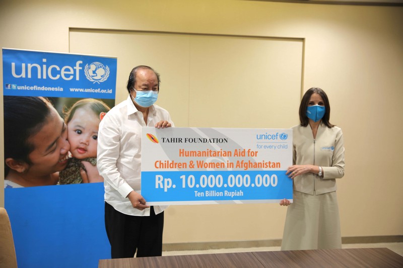 Dato' Sri Tahir, melalui Tahir Foundation hari ini mengumumkan hibah senilai Rp 10 miliar (sekitar US$ 700.000) untuk mendukung respon UNICEF terhadap krisis kemanusiaan di Afghanistan. (Dok. ist) Dato' Sri Tahir, melalui Tahir Foundation hari ini mengumumkan hibah senilai Rp 10 miliar (sekitar US$ 700.000) untuk mendukung respon UNICEF terhadap krisis kemanusiaan di Afghanistan. (Dok. ist)