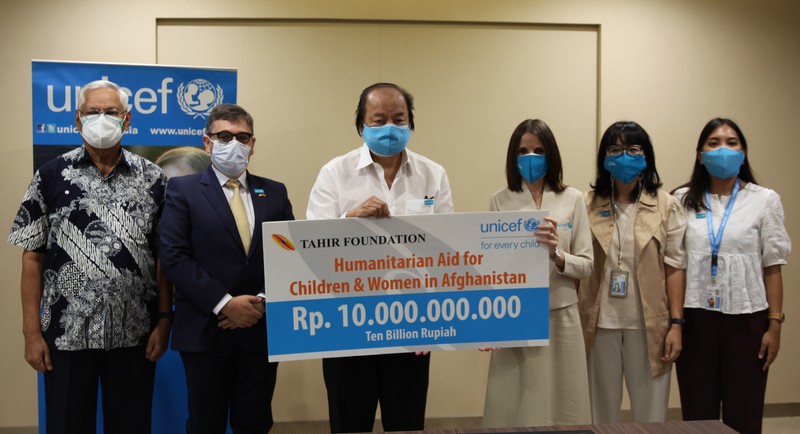 Dato' Sri Tahir, melalui Tahir Foundation hari ini mengumumkan hibah senilai Rp 10 miliar (sekitar US$ 700.000) untuk mendukung respon UNICEF terhadap krisis kemanusiaan di Afghanistan. (Dok. ist) Dato' Sri Tahir, melalui Tahir Foundation hari ini mengumumkan hibah senilai Rp 10 miliar (sekitar US$ 700.000) untuk mendukung respon UNICEF terhadap krisis kemanusiaan di Afghanistan. (Dok. ist)