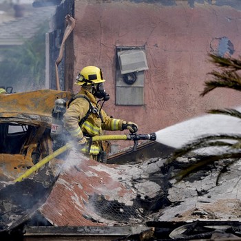 Potret Pesawat Tabrak Rumah di AS, Semua Hangus Terbakar