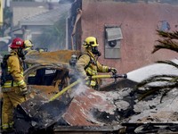 Potret Pesawat Tabrak Rumah di AS, Semua Hangus Terbakar