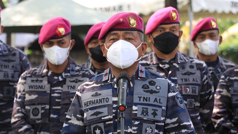 Warga mengkuti vaksinasi tahap kedua Vaksin Sinovac di Taman Melati, Cilangkap, Cipayung, Jakarta Timur, Selasa (12/10). Kegiatan vaksinasi ini dalam rangka menyambut hari ulang tahun Korps Marinir ke-76, Pasmar 1 menggelar serbuan vaksinasi tahap kedua dengan tema 