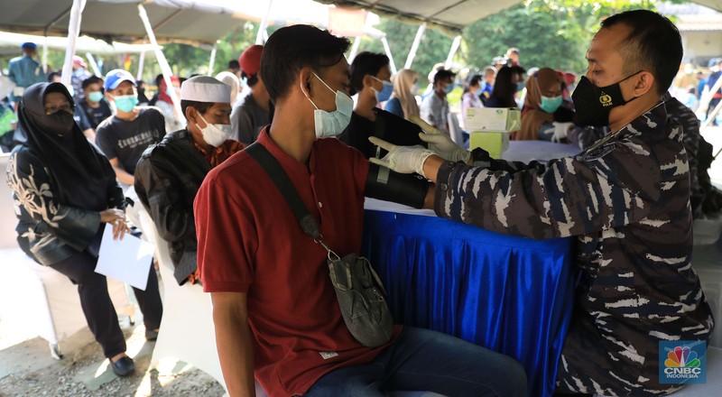 Warga mengkuti vaksinasi tahap kedua Vaksin Sinovac di Taman Melati, Cilangkap, Cipayung, Jakarta Timur, Selasa (12/10). Kegiatan vaksinasi ini dalam rangka menyambut hari ulang tahun Korps Marinir ke-76, Pasmar 1 menggelar serbuan vaksinasi tahap kedua dengan tema 