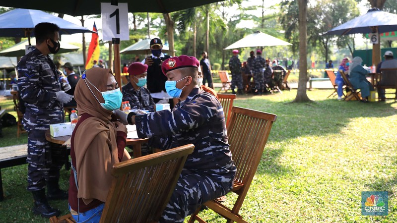 Korps Marinir Gelar Vaksinasi untuk warga di Taman Melati, Cilangkap Warga mengkuti vaksinasi tahap kedua Vaksin Sinovac di Taman Melati, Cilangkap, Cipayung, Jakarta Timur, Selasa (12/10). Kegiatan vaksinasi ini dalam rangka menyambut hari ulang tahun Korps Marinir ke-76, Pasmar 1 menggelar serbuan vaksinasi tahap kedua dengan tema