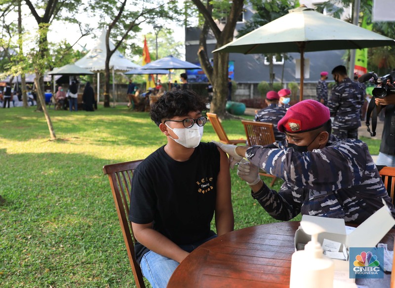 Warga mengkuti vaksinasi tahap kedua Vaksin Sinovac di Taman Melati, Cilangkap, Cipayung, Jakarta Timur, Selasa (12/10). Kegiatan vaksinasi ini dalam rangka menyambut hari ulang tahun Korps Marinir ke-76, Pasmar 1 menggelar serbuan vaksinasi tahap kedua dengan tema 