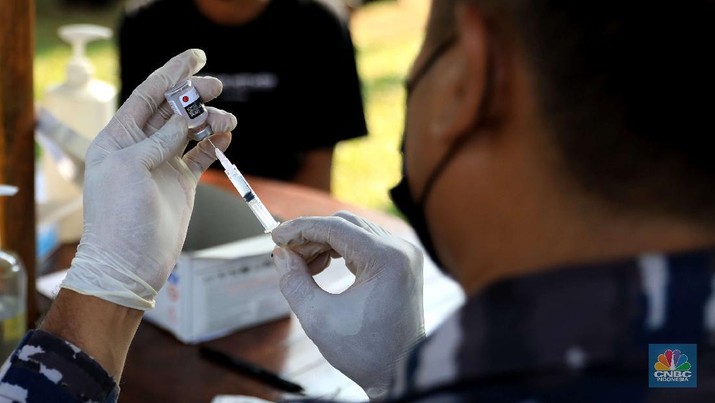 Warga mengkuti vaksinasi tahap kedua Vaksin Sinovac di Taman Melati, Cilangkap, Cipayung, Jakarta Timur, Selasa (12/10). Kegiatan vaksinasi ini dalam rangka menyambut hari ulang tahun Korps Marinir ke-76, Pasmar 1 menggelar serbuan vaksinasi tahap kedua dengan tema 
