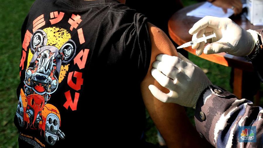 Warga mengkuti vaksinasi tahap kedua Vaksin Sinovac di Taman Melati, Cilangkap, Cipayung, Jakarta Timur, Selasa (12/10). Kegiatan vaksinasi ini dalam rangka menyambut hari ulang tahun Korps Marinir ke-76, Pasmar 1 menggelar serbuan vaksinasi tahap kedua dengan tema