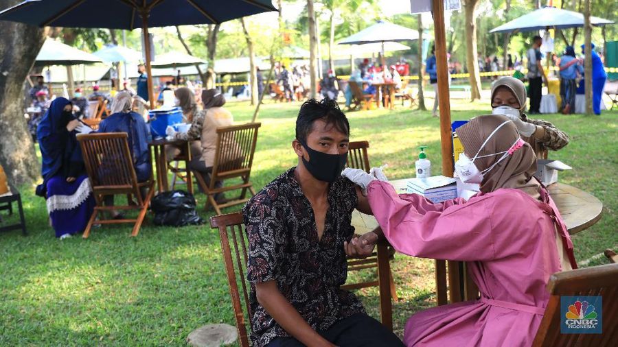 Warga mengkuti vaksinasi tahap kedua Vaksin Sinovac di Taman Melati, Cilangkap, Cipayung, Jakarta Timur, Selasa (12/10). Kegiatan vaksinasi ini dalam rangka menyambut hari ulang tahun Korps Marinir ke-76, Pasmar 1 menggelar serbuan vaksinasi tahap kedua dengan tema 