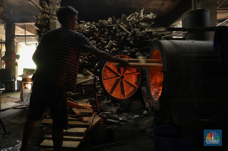 Pekerja menyelesaikan proses pewarnaan dan pencucian pakaian di salah satu pabrik dikawasan Jakarta, Selasa (11/10/2021). Industri tekstil dan produksi tekstil (TPT) mengalami pasang surut sejak pandemi Covid-19 sejak beberapa tahun belakangan. Setelah sebelumnya berhasil bangkit kembali pada kuartal IV 2020, Pemberlakuan Pembatasan Kegiatan Masyarakat (PPKM) mikro pada tahun ini kembali bergeliat. Kontribusi penurunan terbesar berasal dari penurunan pakaian jadi yang memiliki porsi 66% dari total ekspor TPT Indonesia. Tekanan terhadap industri TPT setidaknya masih terjadi hingga paruh pertama 2021. Kinerja TPT sedikit terbantu oleh adanya permintaan Alat Pelindung Diri atau APD untuk keperluan penanganan COVID-19. Namun permintaan terhadap APD tersebut tidak cukup besar untuk menutupi turunnya penjualan produk produk TPT secara keseluruhan. Menurut owner Helmi 