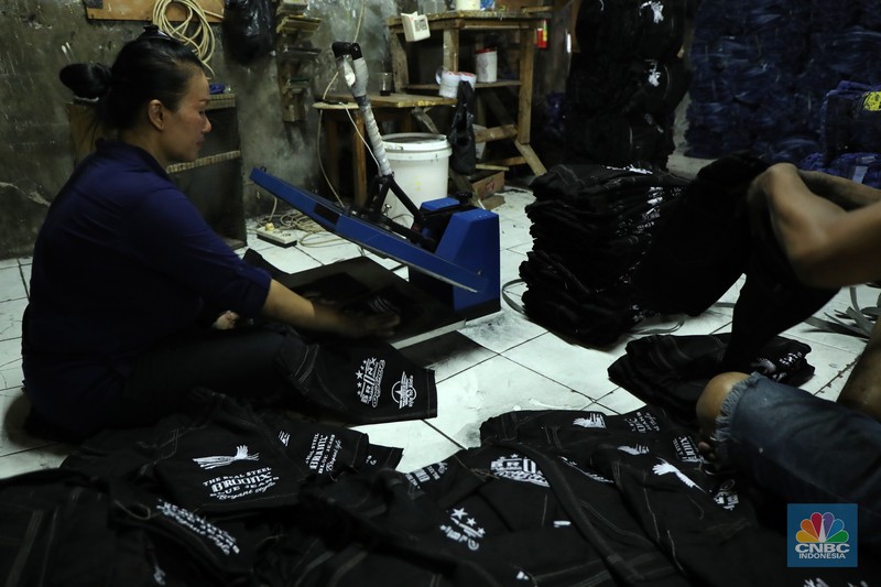 Pekerja menyelesaikan proses pewarnaan dan pencucian pakaian di salah satu pabrik dikawasan Jakarta, Selasa (11/10/2021). Industri tekstil dan produksi tekstil (TPT) mengalami pasang surut sejak pandemi Covid-19 sejak beberapa tahun belakangan. Setelah sebelumnya berhasil bangkit kembali pada kuartal IV 2020, Pemberlakuan Pembatasan Kegiatan Masyarakat (PPKM) mikro pada tahun ini kembali bergeliat. Kontribusi penurunan terbesar berasal dari penurunan pakaian jadi yang memiliki porsi 66% dari total ekspor TPT Indonesia. Tekanan terhadap industri TPT setidaknya masih terjadi hingga paruh pertama 2021. Kinerja TPT sedikit terbantu oleh adanya permintaan Alat Pelindung Diri atau APD untuk keperluan penanganan COVID-19. Namun permintaan terhadap APD tersebut tidak cukup besar untuk menutupi turunnya penjualan produk produk TPT secara keseluruhan. Menurut owner Helmi 