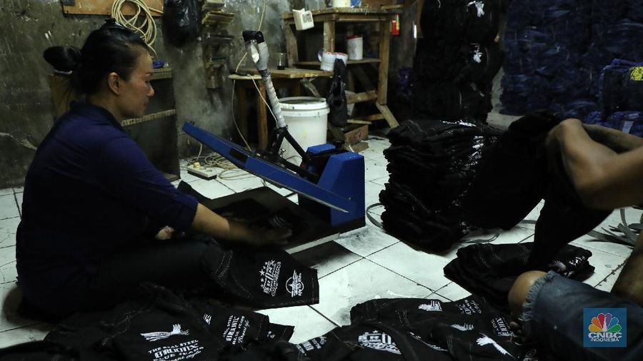 Pekerja menyelesaikan proses pewarnaan dan pencucian pakaian di salah satu pabrik dikawasan Jakarta, Selasa (11/10/2021). Industri tekstil dan produksi tekstil (TPT) mengalami pasang surut sejak pandemi Covid-19 sejak beberapa tahun belakangan. Setelah sebelumnya berhasil bangkit kembali pada kuartal IV 2020, Pemberlakuan Pembatasan Kegiatan Masyarakat (PPKM) mikro pada tahun ini kembali bergeliat. Kontribusi penurunan terbesar berasal dari penurunan pakaian jadi yang memiliki porsi 66% dari total ekspor TPT Indonesia. Tekanan terhadap industri TPT setidaknya masih terjadi hingga paruh pertama 2021. Kinerja TPT sedikit terbantu oleh adanya permintaan Alat Pelindung Diri atau APD untuk keperluan penanganan COVID-19. Namun permintaan terhadap APD tersebut tidak cukup besar untuk menutupi turunnya penjualan produk produk TPT secara keseluruhan. Menurut owner Helmi 