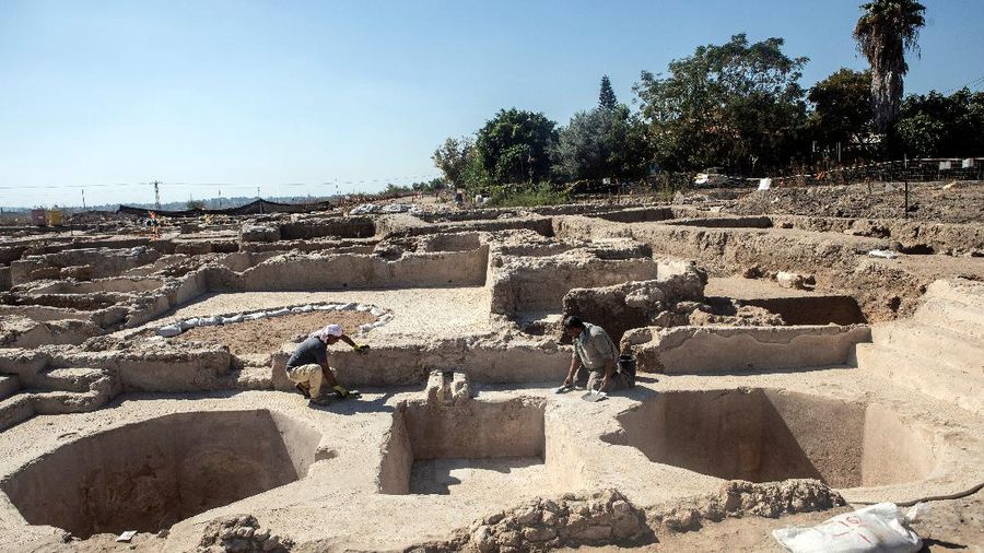 Liat Nadav-Ziv, salah satu direktur Otoritas Barang Antik Israel membawa Jar Gaza saat menemukan sisa-sisa kilang anggur Bizantium berusia 1500 tahun di Yavne, Israel (11/10/2021). (REUTERS/Nir Elias)