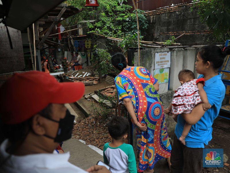 tanaman yang diduga bunga bangkai Warga melihat tanaman bunga bangkai di pekarangan rumah di Cipete, Cilandak, Jakarta Selatan, Selasa, 12/10. Tanaman mirip bunga bangkai menyita perhatian warga sekitar hingga viral di media sosial.
Pantauan CNBC Indonesia di lokasi, tanaman mirip bunga bangkai terlihat mekar dan berada di pekarangan rumah warga di Jalan Bunga Rampai RT 11 RW 03, Cipete Selatan, Cilandak, Jakarta Selatan. Terlihat beberapa warga berdatangan hanya untuk sekedar mendokumentasikan momen langka tersebut.
Pemilik rumah yang ditumbuhi bunga tersebut, Nova (34), mengatakan