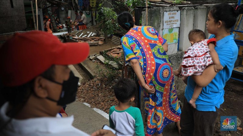 Warga melihat tanaman bunga bangkai di pekarangan rumah di Cipete, Cilandak, Jakarta Selatan, Selasa, 12/10. Tanaman mirip bunga bangkai menyita perhatian warga sekitar hingga viral di media sosial.
Pantauan CNBC Indonesia di lokasi, tanaman mirip bunga bangkai terlihat mekar dan berada di pekarangan rumah warga di Jalan Bunga Rampai RT 11 RW 03, Cipete Selatan, Cilandak, Jakarta Selatan. Terlihat beberapa warga berdatangan hanya untuk sekedar mendokumentasikan momen langka tersebut.
Pemilik rumah yang ditumbuhi bunga tersebut, Nova (34), mengatakan 