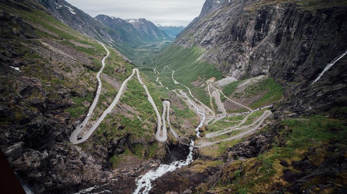 Trollstigen, Norwegia (Photo by Ivars Utināns on Unsplash)