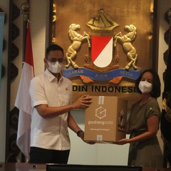 GudangAda & Kadin Salurkan 4.000 Paket Bantuan Sembako