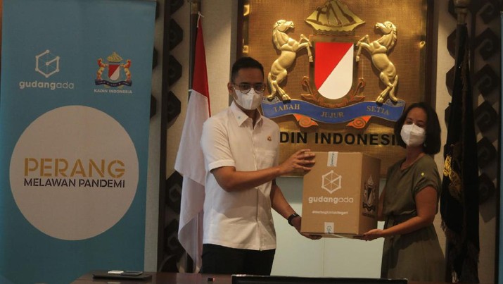 GudangAda dan KADIN Indonesia Gandeng Mitra Pedagang Grosir, salurkan ribuan sembako bagi warga terdampak pandemi