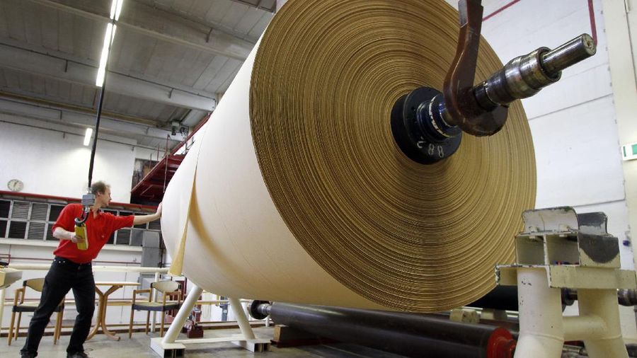 Ein Mitarbeiter der Papierherstellung der Melitta Haushaltsprodukte in Minden hebt am Mittwoch, 4. November 2009, mit einem Kran eine Rolle mit rund 18000 Meter Filterpapier. Das Melitta-Werk in Minden ist die groesste Fertigungsanlage fuer Kaffeefiltertueten in Europa. Der Papier-Kaffeefilter wurde 1908 von der Dresdener Hausfrau Melitta Bentz erfunden, deren Nachfahren das Unternehmen bis heute fuehren. (AP Photo/Focke Strangmann) --- A worker of the paper production at the Melitta household products factory in Minden, northern Germany, handles a paper roll of about 18000 meters of filter paper on Thursday, Nov. 4, 2009. Melitta in Minden is Europe's biggest manufacturer of paper filters for coffee. Melitta Bentz, a housewife from Dresden, invented the coffee filter paper in 1908. (AP Photo/Focke Strangmann)