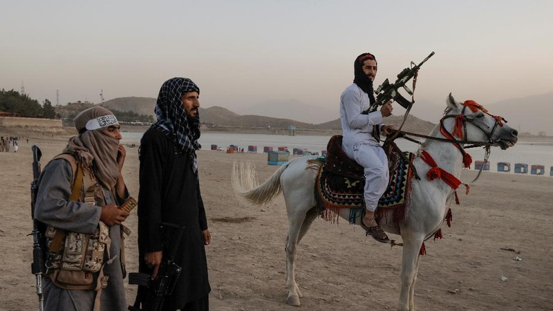Taliban fighters get out of a vehicle as they take a day off to visit the amusement park at Kabul's Qargha reservoir, at the outskirts of Kabul, Afghanistan October 8, 2021. Picture taken October 8, 2021. REUTERS/Jorge Silva     TPX IMAGES OF THE DAY