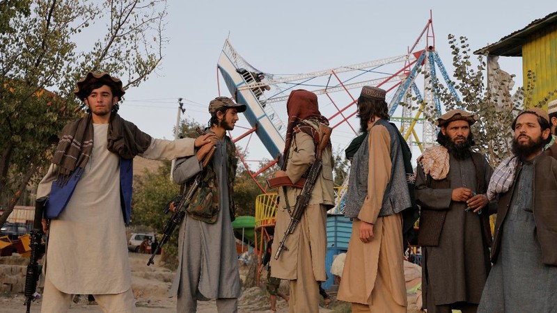 Taliban fighters get out of a vehicle as they take a day off to visit the amusement park at Kabul's Qargha reservoir, at the outskirts of Kabul, Afghanistan October 8, 2021. Picture taken October 8, 2021. REUTERS/Jorge Silva     TPX IMAGES OF THE DAY