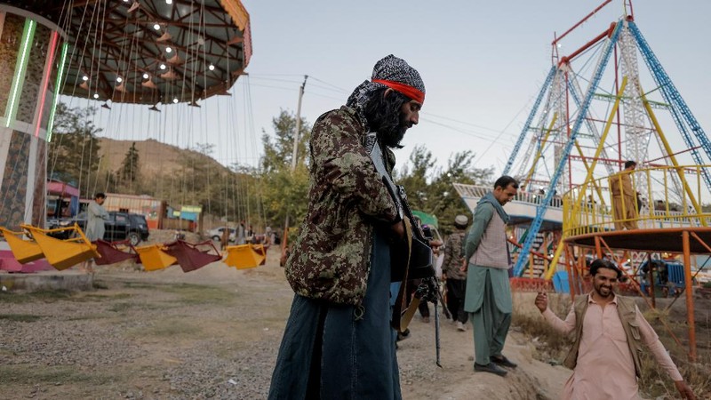 Taliban fighters get out of a vehicle as they take a day off to visit the amusement park at Kabul's Qargha reservoir, at the outskirts of Kabul, Afghanistan October 8, 2021. Picture taken October 8, 2021. REUTERS/Jorge Silva     TPX IMAGES OF THE DAY