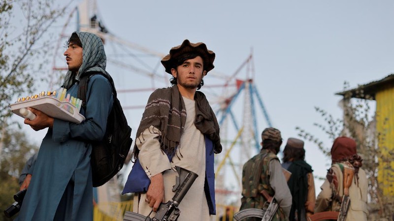 Taliban fighters get out of a vehicle as they take a day off to visit the amusement park at Kabul's Qargha reservoir, at the outskirts of Kabul, Afghanistan October 8, 2021. Picture taken October 8, 2021. REUTERS/Jorge Silva     TPX IMAGES OF THE DAY
