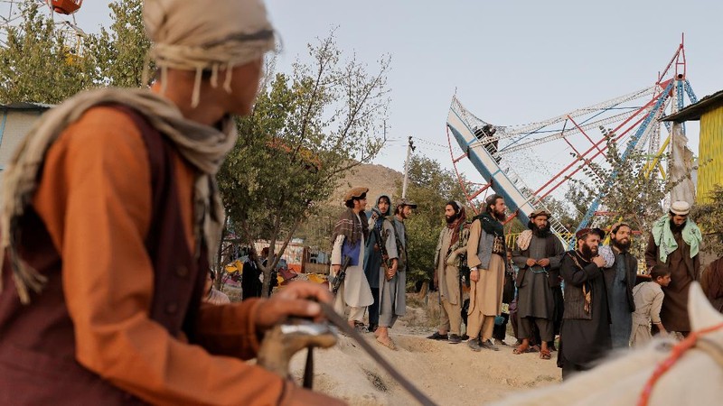 Taliban fighters get out of a vehicle as they take a day off to visit the amusement park at Kabul's Qargha reservoir, at the outskirts of Kabul, Afghanistan October 8, 2021. Picture taken October 8, 2021. REUTERS/Jorge Silva     TPX IMAGES OF THE DAY