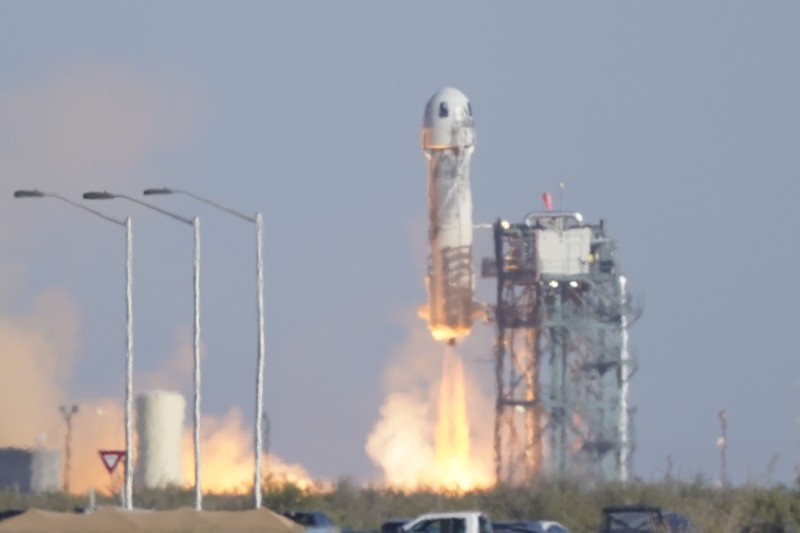 Foto tak bertanggal yang disediakan oleh Blue Origin pada Oktober 2021 ini menunjukkan, dari kiri,Chris Boshuizen, William Shatner, Audrey Powers, dan Glen de Vries menjadi penumpang di kendaraan ruang angkasa New Shepard Blue Origin NS-18.  Peluncuran mereka yang dijadwalkan pada Rabu, 13 Oktober 2021 akan menjadi penerbangan penumpang kedua Blue Origin, menggunakan kapsul dan roket yang sama yang digunakan Jeff Bezos untuk misinya sendiri tiga bulan sebelumnya. (Blue Origin via AP)