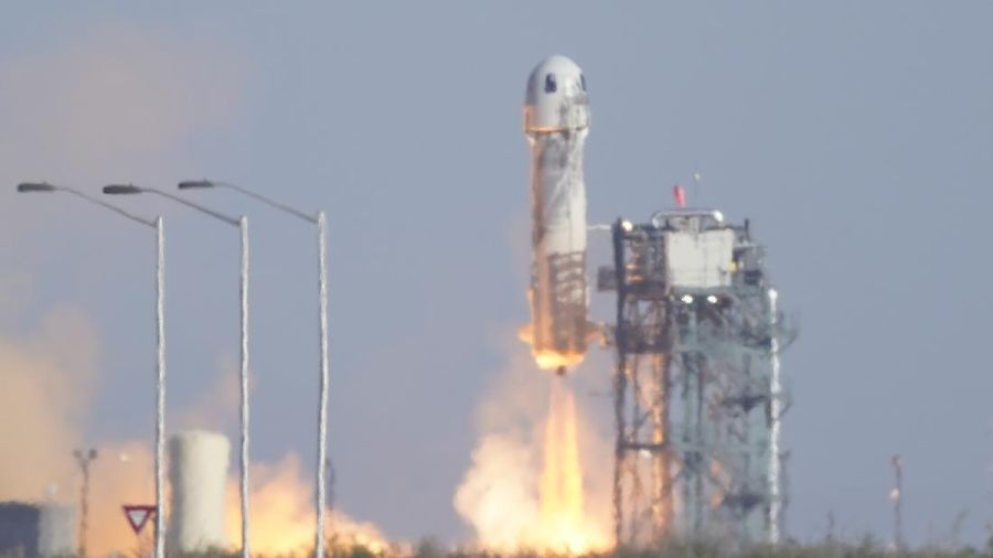 Foto tak bertanggal yang disediakan oleh Blue Origin pada Oktober 2021 ini menunjukkan, dari kiri,Chris Boshuizen, William Shatner, Audrey Powers, dan Glen de Vries menjadi penumpang di kendaraan ruang angkasa New Shepard Blue Origin NS-18.  Peluncuran mereka yang dijadwalkan pada Rabu, 13 Oktober 2021 akan menjadi penerbangan penumpang kedua Blue Origin, menggunakan kapsul dan roket yang sama yang digunakan Jeff Bezos untuk misinya sendiri tiga bulan sebelumnya. (Blue Origin via AP)