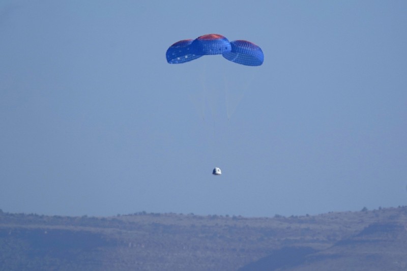 Peluncuran kendaraan ruang angkasa New Shepard Blue Origin NS-18 Foto tak bertanggal yang disediakan oleh Blue Origin pada Oktober 2021 ini menunjukkan, dari kiri,Chris Boshuizen, William Shatner, Audrey Powers, dan Glen de Vries menjadi penumpang di kendaraan ruang angkasa New Shepard Blue Origin NS-18. Peluncuran mereka yang dijadwalkan pada Rabu, 13 Oktober 2021 akan menjadi penerbangan penumpang kedua Blue Origin, menggunakan kapsul dan roket yang sama yang digunakan Jeff Bezos untuk misinya sendiri tiga bulan sebelumnya. (Blue Origin via AP)