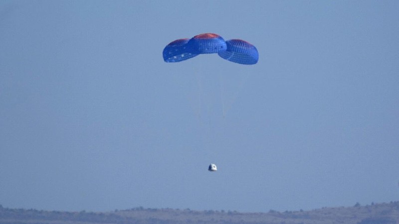 Foto tak bertanggal yang disediakan oleh Blue Origin pada Oktober 2021 ini menunjukkan, dari kiri,Chris Boshuizen, William Shatner, Audrey Powers, dan Glen de Vries menjadi penumpang di kendaraan ruang angkasa New Shepard Blue Origin NS-18.  Peluncuran mereka yang dijadwalkan pada Rabu, 13 Oktober 2021 akan menjadi penerbangan penumpang kedua Blue Origin, menggunakan kapsul dan roket yang sama yang digunakan Jeff Bezos untuk misinya sendiri tiga bulan sebelumnya. (Blue Origin via AP)