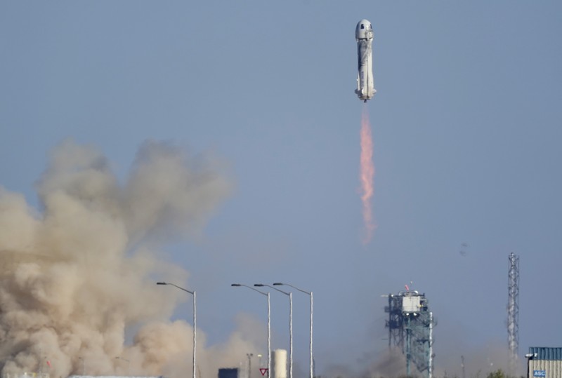 Peluncuran kendaraan ruang angkasa New Shepard Blue Origin NS-18 Foto tak bertanggal yang disediakan oleh Blue Origin pada Oktober 2021 ini menunjukkan, dari kiri,Chris Boshuizen, William Shatner, Audrey Powers, dan Glen de Vries menjadi penumpang di kendaraan ruang angkasa New Shepard Blue Origin NS-18. Peluncuran mereka yang dijadwalkan pada Rabu, 13 Oktober 2021 akan menjadi penerbangan penumpang kedua Blue Origin, menggunakan kapsul dan roket yang sama yang digunakan Jeff Bezos untuk misinya sendiri tiga bulan sebelumnya. (Blue Origin via AP)