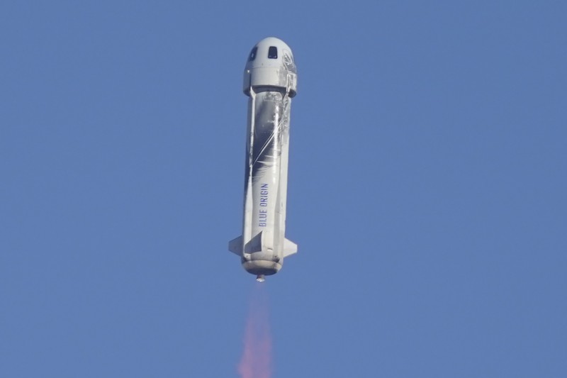 Foto tak bertanggal yang disediakan oleh Blue Origin pada Oktober 2021 ini menunjukkan, dari kiri,Chris Boshuizen, William Shatner, Audrey Powers, dan Glen de Vries menjadi penumpang di kendaraan ruang angkasa New Shepard Blue Origin NS-18.  Peluncuran mereka yang dijadwalkan pada Rabu, 13 Oktober 2021 akan menjadi penerbangan penumpang kedua Blue Origin, menggunakan kapsul dan roket yang sama yang digunakan Jeff Bezos untuk misinya sendiri tiga bulan sebelumnya. (Blue Origin via AP)