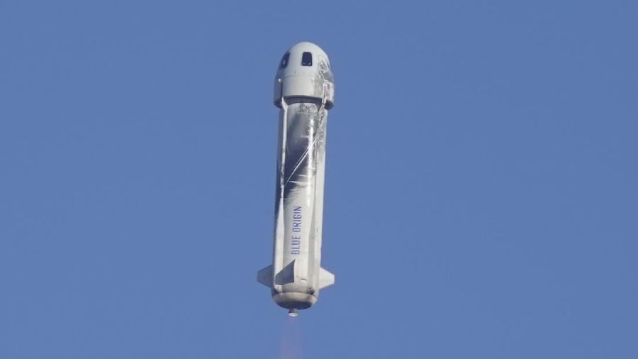 Foto tak bertanggal yang disediakan oleh Blue Origin pada Oktober 2021 ini menunjukkan, dari kiri,Chris Boshuizen, William Shatner, Audrey Powers, dan Glen de Vries menjadi penumpang di kendaraan ruang angkasa New Shepard Blue Origin NS-18.  Peluncuran mereka yang dijadwalkan pada Rabu, 13 Oktober 2021 akan menjadi penerbangan penumpang kedua Blue Origin, menggunakan kapsul dan roket yang sama yang digunakan Jeff Bezos untuk misinya sendiri tiga bulan sebelumnya. (Blue Origin via AP)