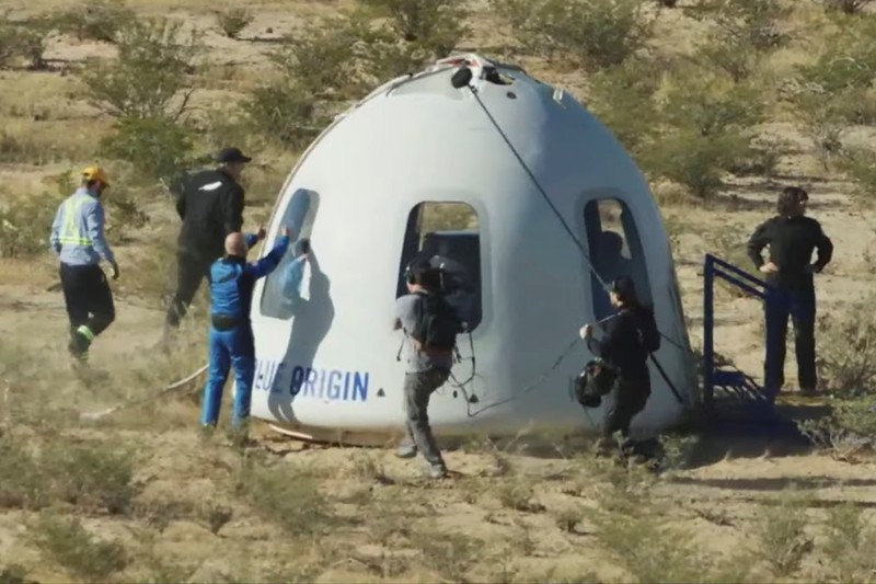 Foto tak bertanggal yang disediakan oleh Blue Origin pada Oktober 2021 ini menunjukkan, dari kiri,Chris Boshuizen, William Shatner, Audrey Powers, dan Glen de Vries menjadi penumpang di kendaraan ruang angkasa New Shepard Blue Origin NS-18.  Peluncuran mereka yang dijadwalkan pada Rabu, 13 Oktober 2021 akan menjadi penerbangan penumpang kedua Blue Origin, menggunakan kapsul dan roket yang sama yang digunakan Jeff Bezos untuk misinya sendiri tiga bulan sebelumnya. (Blue Origin via AP)