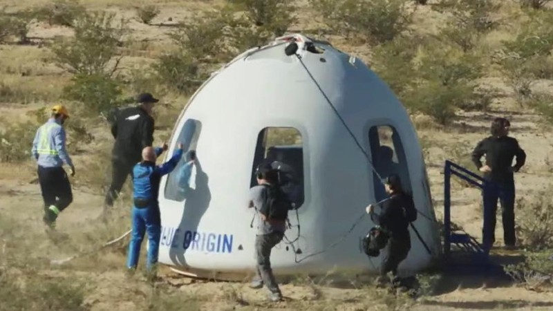 Foto tak bertanggal yang disediakan oleh Blue Origin pada Oktober 2021 ini menunjukkan, dari kiri,Chris Boshuizen, William Shatner, Audrey Powers, dan Glen de Vries menjadi penumpang di kendaraan ruang angkasa New Shepard Blue Origin NS-18.  Peluncuran mereka yang dijadwalkan pada Rabu, 13 Oktober 2021 akan menjadi penerbangan penumpang kedua Blue Origin, menggunakan kapsul dan roket yang sama yang digunakan Jeff Bezos untuk misinya sendiri tiga bulan sebelumnya. (Blue Origin via AP)