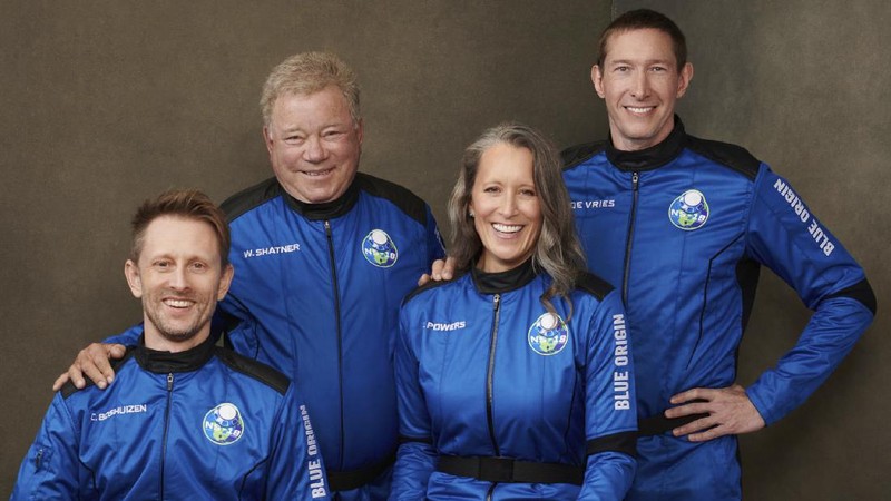 Foto tak bertanggal yang disediakan oleh Blue Origin pada Oktober 2021 ini menunjukkan, dari kiri,Chris Boshuizen, William Shatner, Audrey Powers, dan Glen de Vries menjadi penumpang di kendaraan ruang angkasa New Shepard Blue Origin NS-18.  Peluncuran mereka yang dijadwalkan pada Rabu, 13 Oktober 2021 akan menjadi penerbangan penumpang kedua Blue Origin, menggunakan kapsul dan roket yang sama yang digunakan Jeff Bezos untuk misinya sendiri tiga bulan sebelumnya. (Blue Origin via AP)