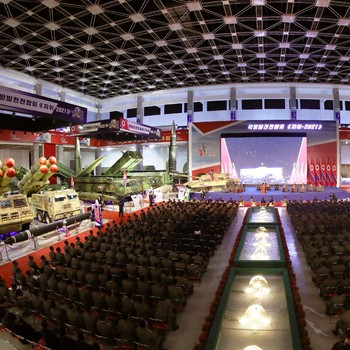 Gaya Kim Jong Un Gelar 'Pesta' Meriah, Pamer Rudal Hipersonik