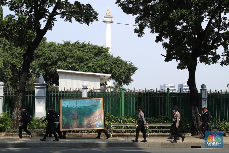 Penyerahan Lukisan Petani Tembakau ke Istana Presiden Demonstran yang tergabung dalam Serikat Pekerja Rokok Tembakau Makanan Minuman melakukan aksi berjalan kaki menuju istana negara untuk menyerahkan lukisan di Jakarta, Rabu (13/10/2021). Aksi penyerahan lukisan bergambar buruh petani tembakau kepada Presiden Jokowi ini sebagai bentuk protes atas rencana kenaikan tarif cukai hasil tembakau (CHT) atau cukai rokok tahun depan. Sebelumnya, sebagian pendemo menggelar aksi teaterikal di patung kuda hingga pihak kepolisian memberikan izin untuk perwakilan massa untuk memberikan lukisan ke Istana Presiden. (CNBC Indonesia/ Tri Susilo)