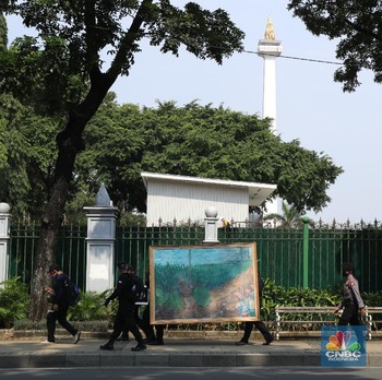 Tolak Cukai Naik, Pekerja Rokok Serahkan Lukisan ke Istana