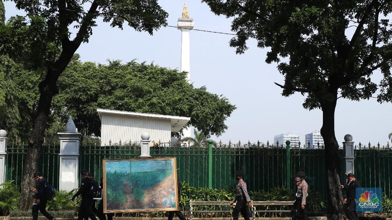 Demonstran yang tergabung dalam Serikat Pekerja Rokok Tembakau Makanan Minuman melakukan aksi berjalan kaki menuju istana negara untuk menyerahkan lukisan di Jakarta, Rabu (13/10/2021). Aksi penyerahan lukisan bergambar buruh petani tembakau kepada Presiden Jokowi ini sebagai bentuk protes atas rencana kenaikan tarif cukai hasil tembakau (CHT) atau cukai rokok tahun depan. Sebelumnya, sebagian pendemo menggelar aksi teaterikal di patung kuda hingga pihak kepolisian memberikan izin untuk perwakilan massa untuk memberikan lukisan ke Istana Presiden. (CNBC Indonesia/ Tri Susilo)