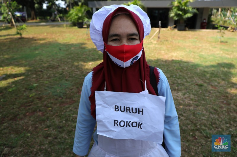 Demonstran yang tergabung dalam Serikat Pekerja Rokok Tembakau Makanan Minuman melakukan aksi berjalan kaki menuju istana negara untuk menyerahkan lukisan di Jakarta, Rabu (13/10/2021). Aksi penyerahan lukisan bergambar buruh petani tembakau kepada Presiden Jokowi ini sebagai bentuk protes atas rencana kenaikan tarif cukai hasil tembakau (CHT) atau cukai rokok tahun depan. Sebelumnya, sebagian pendemo menggelar aksi teaterikal di patung kuda hingga pihak kepolisian memberikan izin untuk perwakilan massa untuk memberikan lukisan ke Istana Presiden. (CNBC Indonesia/ Tri Susilo)