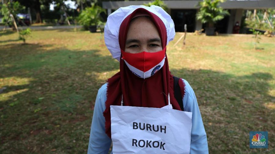 Demonstran yang tergabung dalam Serikat Pekerja Rokok Tembakau Makanan Minuman melakukan aksi berjalan kaki menuju istana negara untuk menyerahkan lukisan di Jakarta, Rabu (13/10/2021). Aksi penyerahan lukisan bergambar buruh petani tembakau kepada Presiden Jokowi ini sebagai bentuk protes atas rencana kenaikan tarif cukai hasil tembakau (CHT) atau cukai rokok tahun depan. Sebelumnya, sebagian pendemo menggelar aksi teaterikal di patung kuda hingga pihak kepolisian memberikan izin untuk perwakilan massa untuk memberikan lukisan ke Istana Presiden. (CNBC Indonesia/ Tri Susilo)