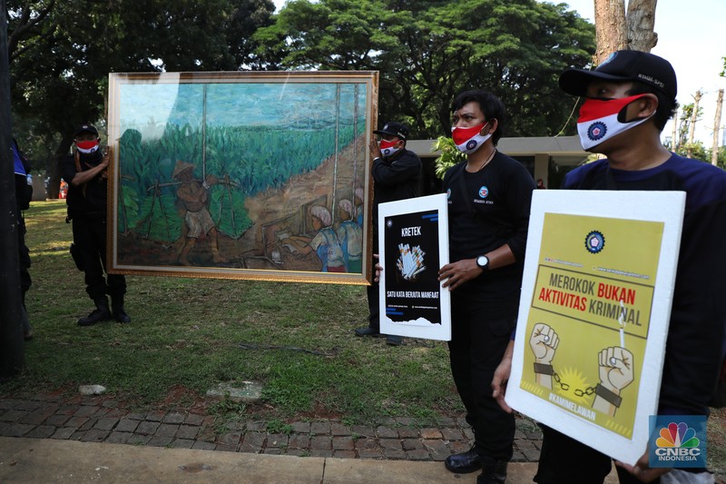Demonstran yang tergabung dalam Serikat Pekerja Rokok Tembakau Makanan Minuman melakukan aksi berjalan kaki menuju istana negara untuk menyerahkan lukisan di Jakarta, Rabu (13/10/2021). Aksi penyerahan lukisan bergambar buruh petani tembakau kepada Presiden Jokowi ini sebagai bentuk protes atas rencana kenaikan tarif cukai hasil tembakau (CHT) atau cukai rokok tahun depan. Sebelumnya, sebagian pendemo menggelar aksi teaterikal di patung kuda hingga pihak kepolisian memberikan izin untuk perwakilan massa untuk memberikan lukisan ke Istana Presiden. (CNBC Indonesia/ Tri Susilo)
