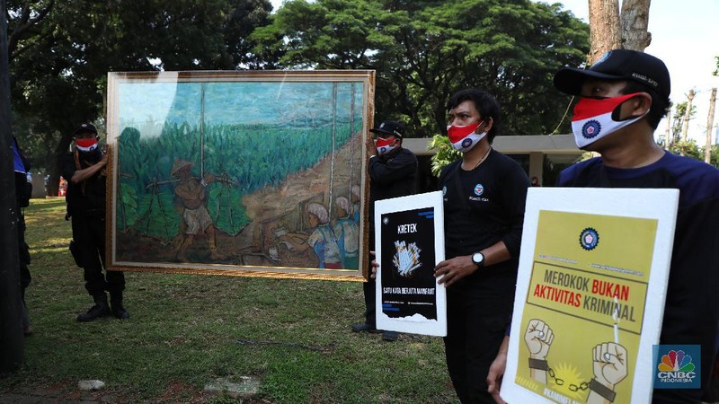 Demonstran yang tergabung dalam Serikat Pekerja Rokok Tembakau Makanan Minuman melakukan aksi berjalan kaki menuju istana negara untuk menyerahkan lukisan di Jakarta, Rabu (13/10/2021). Aksi penyerahan lukisan bergambar buruh petani tembakau kepada Presiden Jokowi ini sebagai bentuk protes atas rencana kenaikan tarif cukai hasil tembakau (CHT) atau cukai rokok tahun depan. Sebelumnya, sebagian pendemo menggelar aksi teaterikal di patung kuda hingga pihak kepolisian memberikan izin untuk perwakilan massa untuk memberikan lukisan ke Istana Presiden. (CNBC Indonesia/ Tri Susilo)